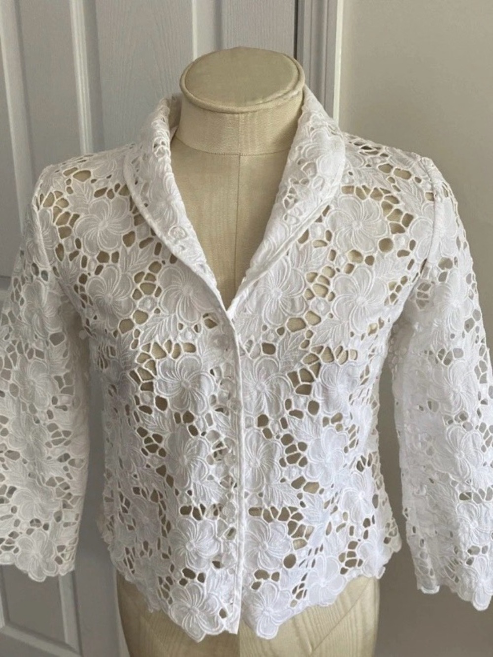Lilly Pulitzer Women 2  Embroidered Floral White Rosette Button Blouse